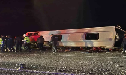 Kahramanmaraş’ta kontrolden çıkan minibüs devrildi: 1 ölü, 19 yaralı