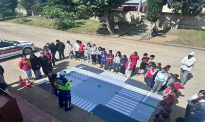 Karacabey’de Trafik Haftası kapsamında çocuklara eğitim verildi