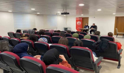 ”Kariyer Günleri Projesi” kapsamında üniversite öğrencilerine seminer düzenlendi