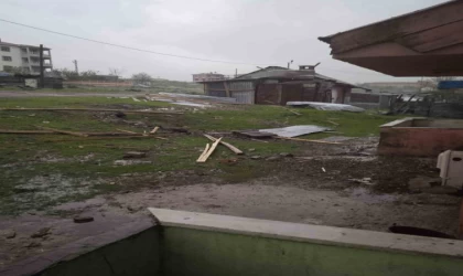 Karkaoçan’da fırtına evlerin çatılarını uçurdu