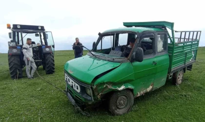 Kars’ta kamyonet dereye uçtu