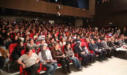 Kars’ta ‘Otogargara’ oyununa yoğun ilgi