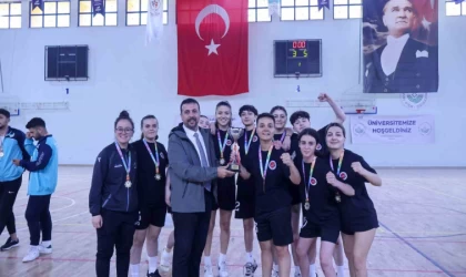 Kastamonu Üniversitesi Kadın Futsal Takımı, namağlup şampiyon oldu