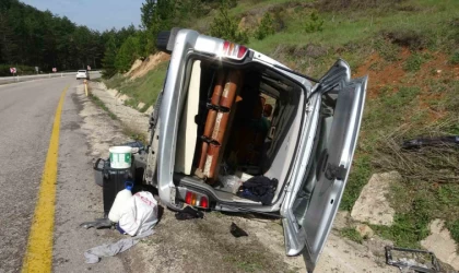 Kastamonu’da hafif ticari araç takla attı: 4 yaralı