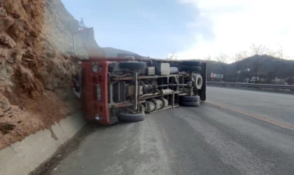 Kastamonu’da meyve yüklü kamyon devrildi