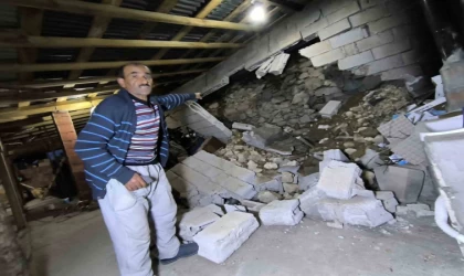 Kaya parçaları evin çatı katını yıktı