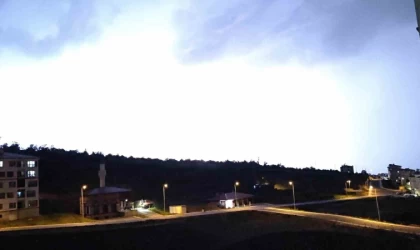 Kayseri’de şimşekler geceyi aydınlattı