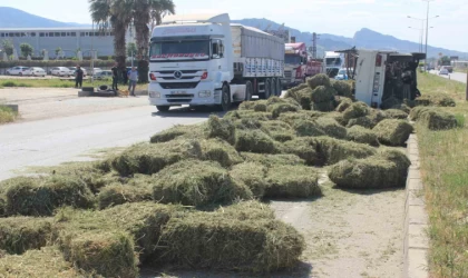 Kaza yapan kamyondaki saman balyaları yola saçıldı