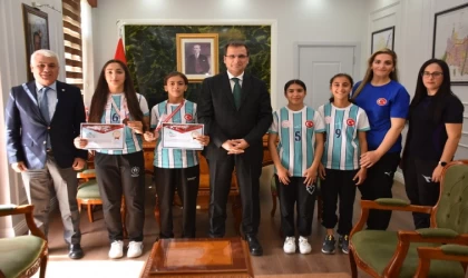 Kazandıkları madalyaların mutluluğunu kaymakamla paylaştılar