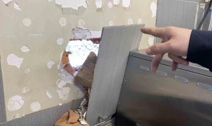 Kepçenin çarptığı iş yerinin duvarı hasar gördü