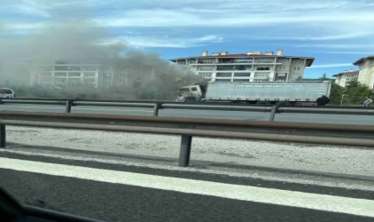 Kocaeli’de alevlere teslim olan tır, itfaiye ekiplerince söndürüldü