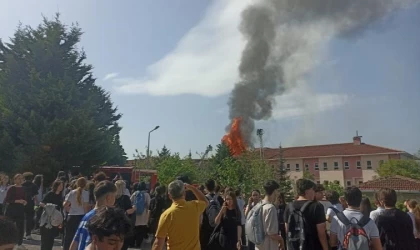 Kocaeli’de fen lisesi yanıyor, öğrenciler tahliye ediliyor