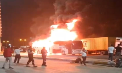 Kocaeli’de park halindeki otobüs alev alev yandı