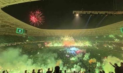 Kocaelispor camiası kupayı ünlü isimlerle kutladı