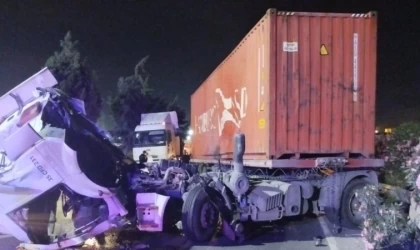 Konteyner yüklü tır bariyerlere çarptı: 2 yaralı