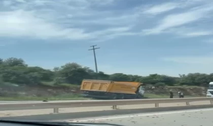 Kontrolden çıkan kamyon bariyerleri aşıp karşı yöne daldı