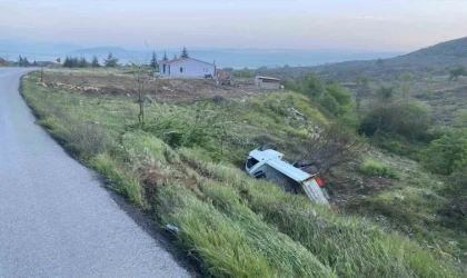Kontrolden çıkan kamyonet şarampole yuvarlandı sürücüsü yaralandı