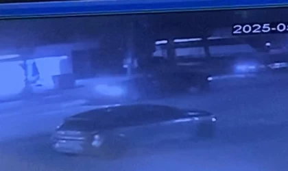 Kontrolden çıkan otomobil aydınlatma direğine çarptı: 2 yaralı