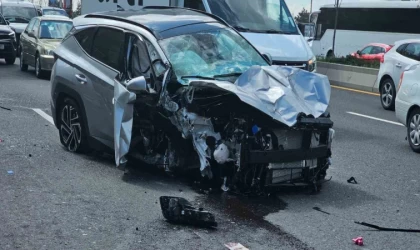 Kontrolden çıkan otomobil otobüs durağına daldı: 2 ağır yaralı