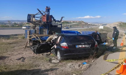 Kontrolden çıkan otomobil sondaj makinesine çarptı: Anne ve oğlu hayatını kaybetti