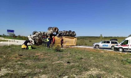 Kontrolden çıkan tır devrildi, sürücüsü yaralandı
