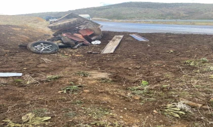 Kontrolden çıkan traktör şarampole yuvarlandı