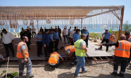 Konyaaltı sahilinde kıyı işgali denetimi gerginliğe dönüştü, bazı çalışanlar fenalaştı