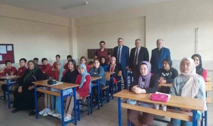 Konya’da şehit annesi oğlunun adının verildiği okulda öğrencilerle buluştu