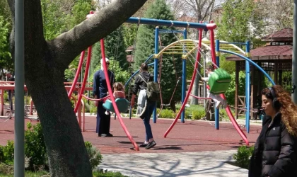 Konya’da vatandaşlar yağışlı haftanın sonunu güneşli havada parklarda değerlendirdi