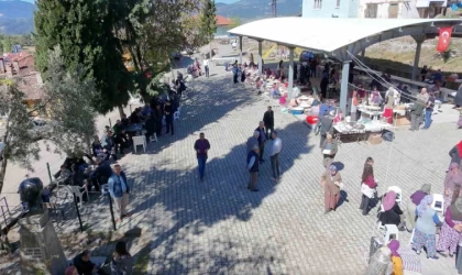 Köyün kadınları seferler oldu, binlerce gözleme aynı anda pişti