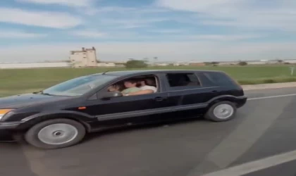 Kucağında çocukla araba kullanan sürücü tehlikeye davetiye çıkardı