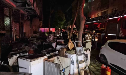 Küçükçekmece’de beyaz eşya deposunda çıkan yangın 3 katlı binayı kül etti