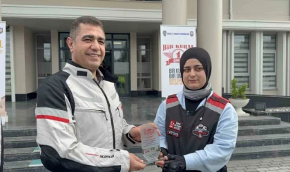 Kural ihlali yapmayan 3 motosikletliye plaket verildi