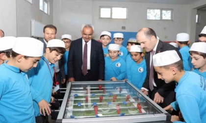 Kuran Kursu öğrencilerine oyun grubu hediye etti