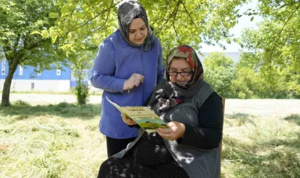 Kursa gitmeye fırsat bulamayınca bahçesinde okuma-yazma öğreniyor