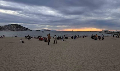 Kuşadası’nda masa ve sandalyesini alan deniz kenarına koşuyor