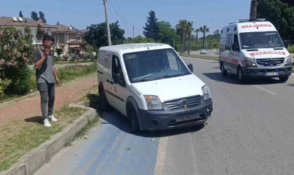 Lastiği patlayan araç kaldırıma çarpıp devrilmekten son anda kurtuldu