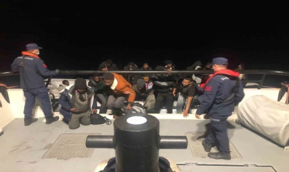 Lastik bot içerisinde 28 göçmen yakalandı