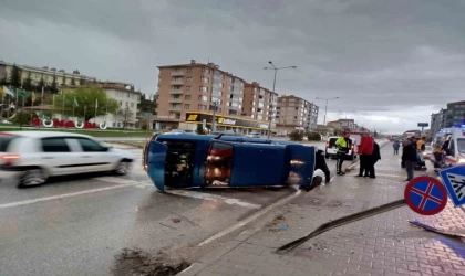 Levhaya çarpan otomobil yan yatarak durabildi: 1 kişi yaralandı
