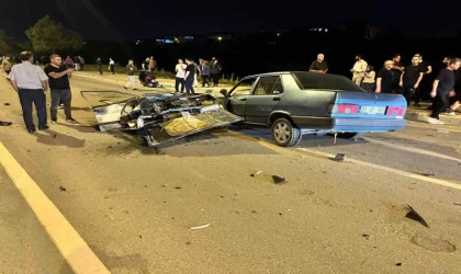 Lüks araçla çarpışan Tofaş ikiye bölündü