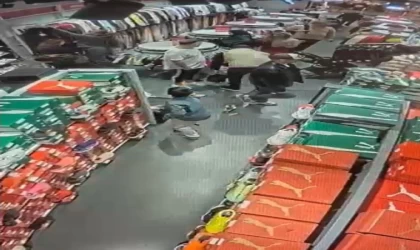 Mağazada unutulan telefonu çalan çocuk kamerada