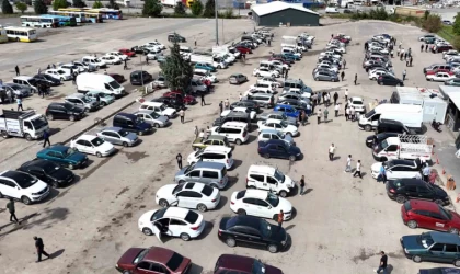 Malatya Açık Oto Pazarı’nda satıcı da alıcı da beklemede