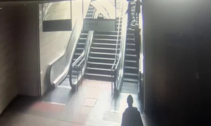 Maltepe metro istasyonunda reklam panosu kadının üzerine böyle düştü