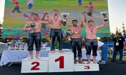 Manavgat Belediyesi güreşçileri Fethiye’den madalyalarla döndü