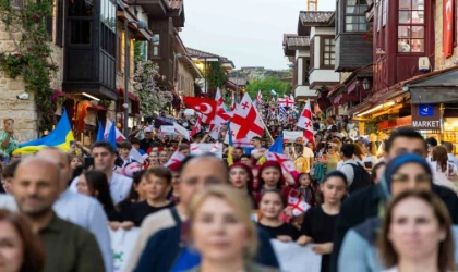 Manavgat’ta dans ve müzik festivaline görkemli açılış