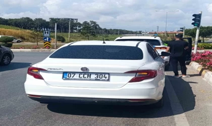 Manavgat’ta geri manevra yapan otomobil, motosiklete çarptı: 1 yaralı