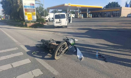Manavgat’ta ticari araca arkadan çarpan motosiklet sürücüsü yaralandı