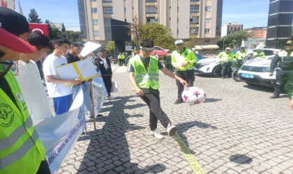 Manisa’da öğrenciler alkol gözlüğü takıp penaltı kullandı