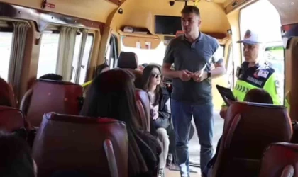 Manisa’da sivil jandarma yolcu gibi otobüse binerek denetleme yaptı