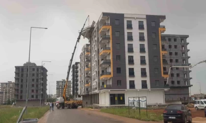 Mardin’de fırtınada çatıdaki çelik koruma aşağı sarktı, facia ucuz atlatıldı